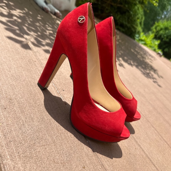 Red heels - Picture 2 of 5